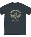 Mörkgrå t-shirt med illustration av en vinge, kolv och eld samt texten "Shirty Motors – Fast Since 2025", perfekt för raggare och motorintresserade