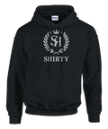Svart hoodie med Shirtys eleganta SH-logga, krona och lagerkrans. Mjuk, slitstark och perfekt för både streetwear och vardag.