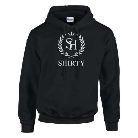 Svart hoodie med Shirtys eleganta SH-logga, krona och lagerkrans. Mjuk, slitstark och perfekt för både streetwear och vardag.