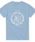 Ljusblå t-shirt med vitt tryck föreställande ett skelett i båt med metspö och text i cirkel: "Ute och fiskar – Vi kanske ses".