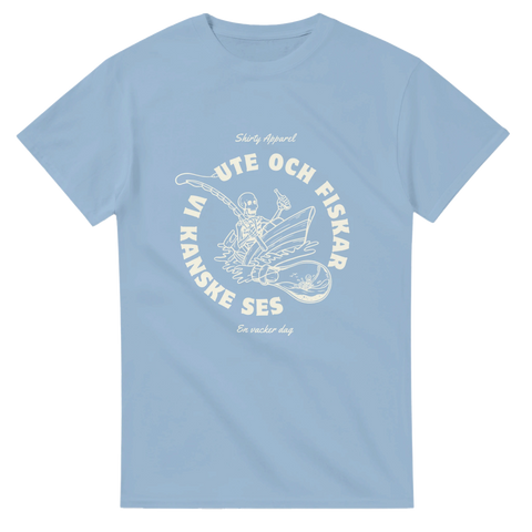 Ljusblå t-shirt med vitt tryck föreställande ett skelett i båt med metspö och text i cirkel: "Ute och fiskar – Vi kanske ses".