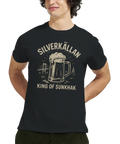 Svart t-shirt med tecknat motiv av ölsejdel, Älvsborgsbron och texten "Silverkällan King of Sunkhak" – Göteborgs sunkhak i hyllningsdesign