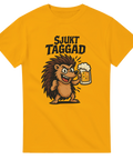Gul t-shirt med tecknad igelkott som håller ölsejdel och texten ”Sjukt Taggad” – perfekt för förfest och festival.