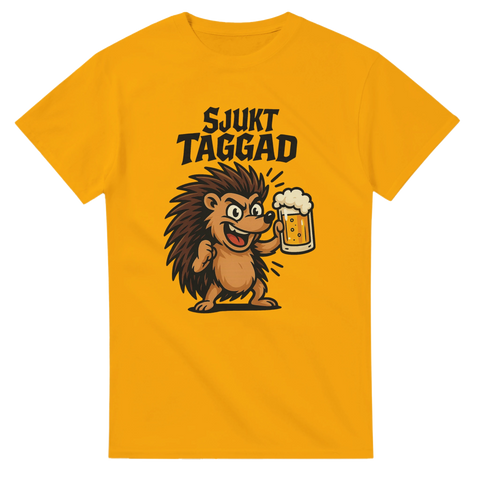 Gul t-shirt med tecknad igelkott som håller ölsejdel och texten ”Sjukt Taggad” – perfekt för förfest och festival.