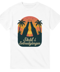 Vit t-shirt med solnedgång, palmer och två ölflaskor som skålar, texten ”Skål i Solnedgången”.