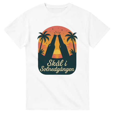 Vit t-shirt med solnedgång, palmer och två ölflaskor som skålar, texten ”Skål i Solnedgången”.