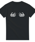 Svart t-shirt med vitt tryck av två skelett-händer placerade över bröstet – rolig halloween-design.