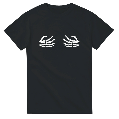 Svart t-shirt med vitt tryck av två skelett-händer placerade över bröstet – rolig halloween-design.