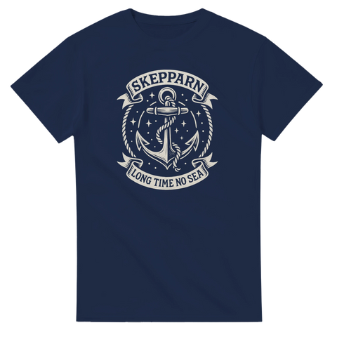 Marinblå t-shirt med ankarmotiv och texten Skepparn Long Time No Sea