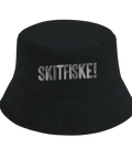 Svart bucket hat med grå broderad text “Skitfiske!” framtill