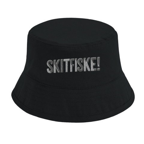 Svart bucket hat med grå broderad text “Skitfiske!” framtill