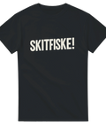 Svart T-shirt med texten "SKITFISKE!" i versaler. En måste för den vidskeplige sportfiskaren