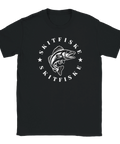 Svart t-shirt med vitt fiskemotiv med en gös och texten "Skitfiske skitfiske" i cirkelform