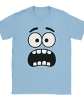Blå t-shirt med stort tecknat ansikte i panik och chock, perfekt för dig som gillar humor, memes och roliga uttryck på kläder.