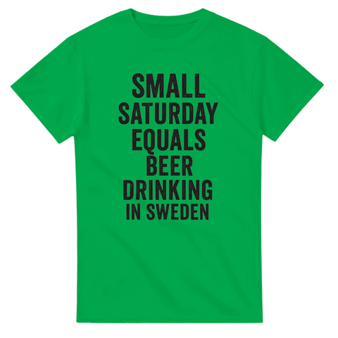 t-shirt med svart text "Small Saturday equals beer drinking in Sweden" för lill-lördag. 