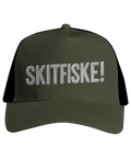 Olivgrön och svart truckerkeps med texten "SKITFISKE!" i vitt brodyrstil på fronten
