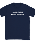 Mörkblå t-shirt med vit text “Social Media Killed Romance” i enkel typografi