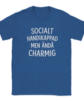Blå T-shirt med vit text: "Socialt handikappad men ändå charmig" – en humoristisk design med självdistans.