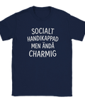 Marinblå t-shirt med texten "Socialt handikappad men ändå charmig"


