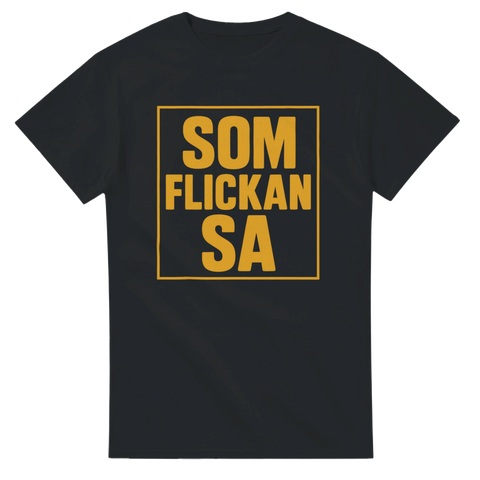 Rolig T-shirt med gul texten "Som flickan sa" i retrostil