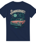 Blå t-shirt med retroillustration av en amerikansk raggarbil under palmer och månsken med texten "Sommarnatt", perfekt för raggare och cruising