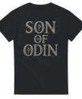 Svart T-shirt med texten "Son of Odin" i runinspirerat typsnitt
