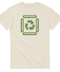 Naturfärgad t-shirt med grön återvinningssymbol och texten “Sopgubbe” i retrostil – rolig miljö- och humortröja.