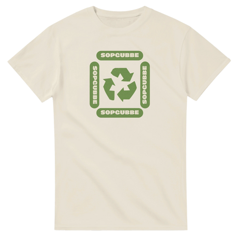 Naturfärgad t-shirt med grön återvinningssymbol och texten “Sopgubbe” i retrostil – rolig miljö- och humortröja.