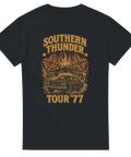 T-shirt med hot rod, eld och flaggor samt texten "Southern Thunder Tour ’77", perfekt för raggare och rockfans