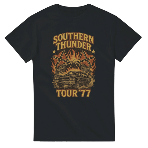 T-shirt med hot rod, eld och flaggor samt texten "Southern Thunder Tour ’77", perfekt för raggare och rockfans