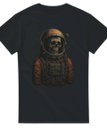 Svart t-shirt med detaljerat motiv av en dödskalle i rymddräkt, inspirerad av sci-fi och mörk humor.