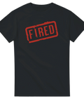 Svart t-shirt med röd stämpelliknande text “Fired” – humoristisk statementtröja för jobbbyte eller party.