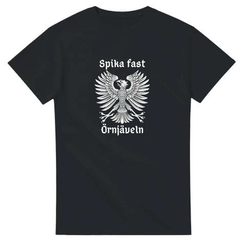 T-shirt med örn i gotisk stil och texten “Spika fast örnjäveln” – humoristiskt och kraftfullt motiv.
