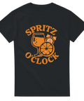 Svart t-shirt med orange spritzglas och klocka, texten ”Spritz O’Clock” – perfekt för somriga drinkkvällar.