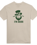 Beige t-shirt med tryck av leprechaun i grönt tryck och texten Kiss me, I'm Irish - För St Patricks day och pub