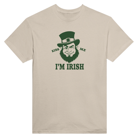 Beige t-shirt med tryck av leprechaun i grönt tryck och texten Kiss me, I'm Irish - För St Patricks day och pub