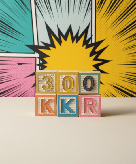 Staplade vintageklossar med texten 300kr mot en illustrerad seriebakgrund