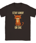 Mörkbrun t-shirt med ett humoristiskt och kaxigt motiv av en ilsken röd katt och texten “Stay Away or Die” – perfekt för kattälskare med attityd