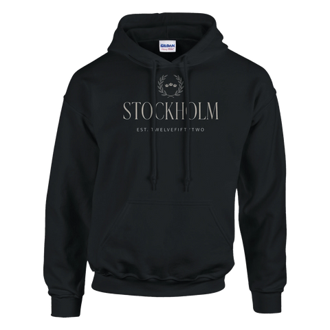 Stilren svart hoodie med Stockholm-tryck i minimalistisk design