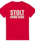 Röd t-shirt med stort vitt tryck: Stolt Arbetare – en hyllning till alla som sliter och bygger Sverige varje dag
