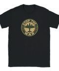 Svart t-shirt med militärinspirerad badge och texten Stop the War