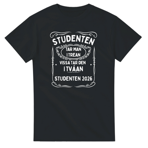 Svart t-shirt med vit text Studenten tar man i trean – vissa tar den i tvåan