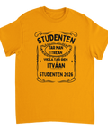 Gul t-shirt med svart tryck och texten Studenten tar man i trean – vissa tar den i tvåan