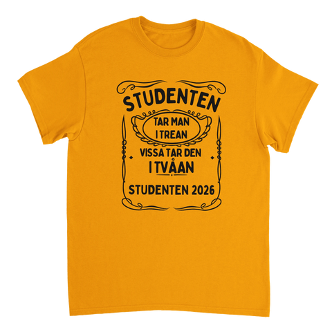Gul t-shirt med svart tryck och texten Studenten tar man i trean – vissa tar den i tvåan