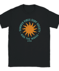 Svart t-shirt med orange sol och texten "Summer Vibes Surf Society – Ride the Waves" i turkos