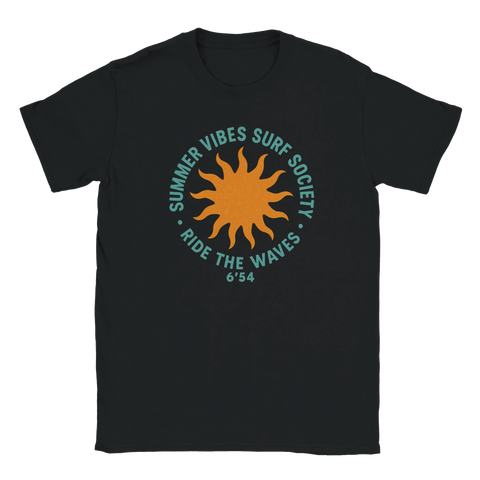 Svart t-shirt med orange sol och texten "Summer Vibes Surf Society – Ride the Waves" i turkos