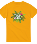 Gul t-shirt med tropiska blad och rosa flamingo runt texten “SUP MER!”.