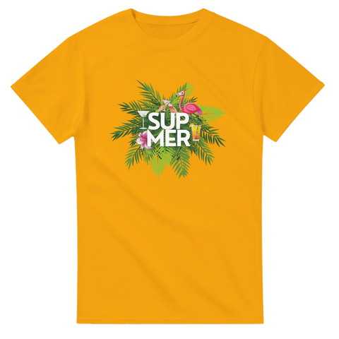 Gul t-shirt med tropiska blad och rosa flamingo runt texten “SUP MER!”.