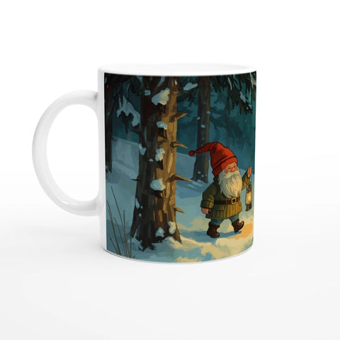 Keramisk mugg med svenskt tomtemotiv i vintermiljö – Svensk Tomte