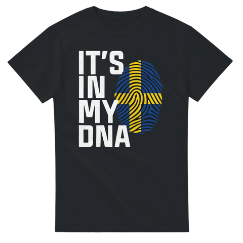 Svart t-shirt med texten It’s in my DNA och ett fingeravtryck i svenska flaggans färger